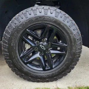 lug nuts black.jpg